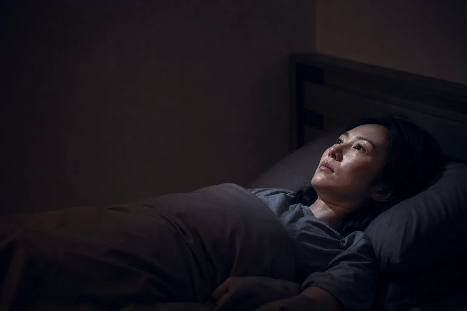 늦은 밤 잠들지 못하고 뒤척이는 사람